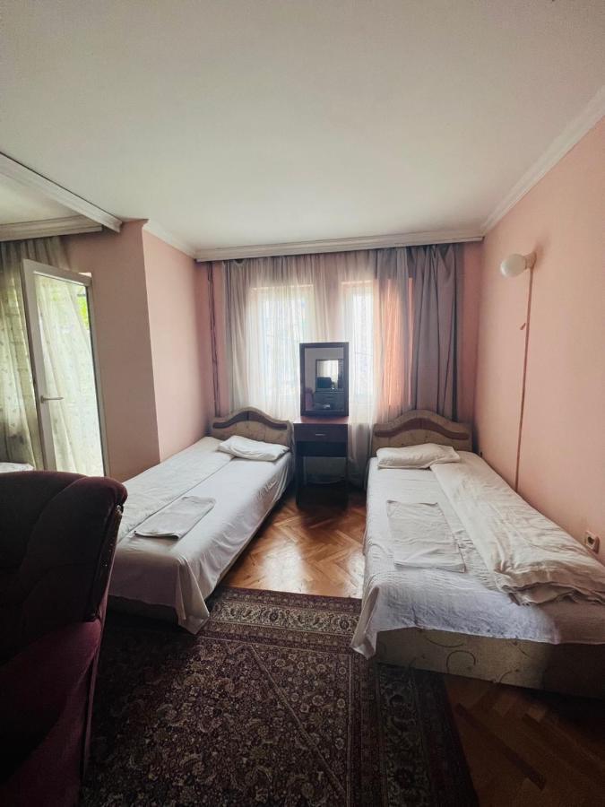 Guest House Velania Pristina Exteriör bild
